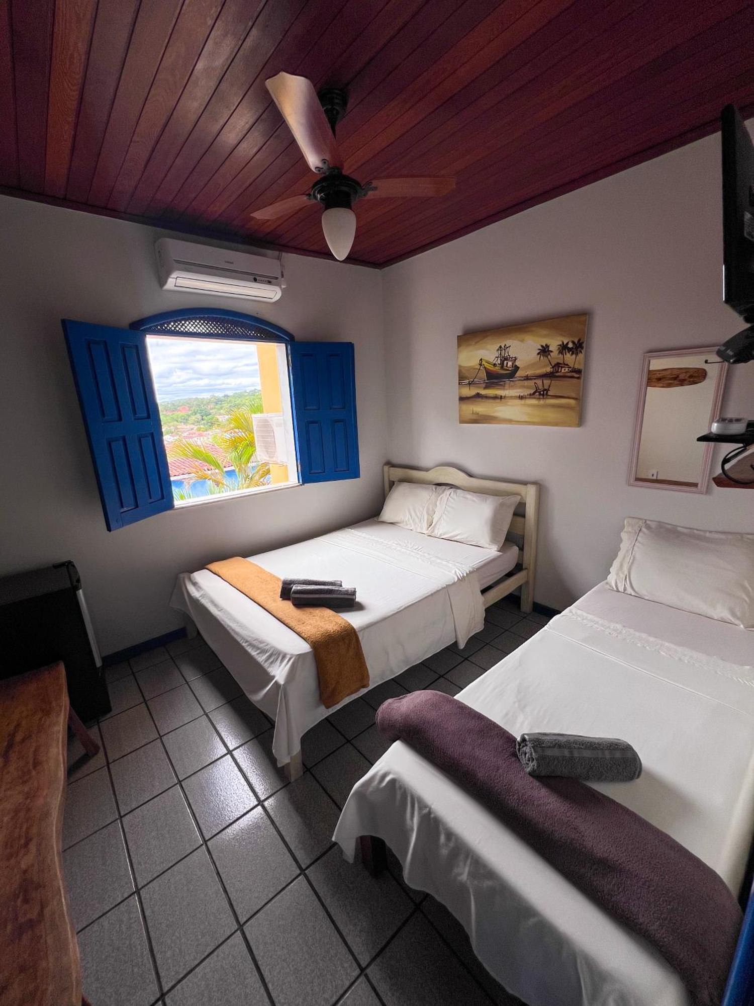 Quarto Triplo com Banheiro Compartilhado